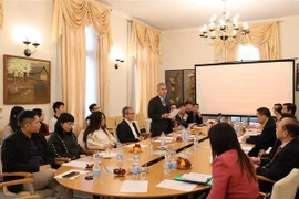 Tri thức Việt Nam tại Đức tham gia đóng góp ý kiến cho Văn kiện Đại hội Đảng XIV. (Ảnh : Thu Hằng/TTXVN)