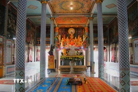 Ngôi chánh điện có nền lát gạch bông, cột và phần lớn các mảng tường ở đây cũng đều được ốp gạch men (Ảnh: Nguyễn Hằng/TTXVN)