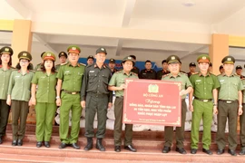 Công an tỉnh Gia Lai tiếp nhận 50 tấn gạo, nhu yếu phẩm khác từ Bộ Công an tặng đồng bào và nhân dân tỉnh Gia Lai khắc phục ảnh hưởng bão lũ. (Ảnh: Quang Thái/TTXVN)