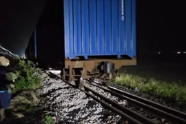 Thông tuyến đường sắt Bắc-Nam sau mưa lũ 