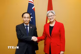 Bộ trưởng Ngoại giao Lê Hoài Trung và Bộ trưởng Ngoại giao Australia Penny Wong. (Ảnh: Thống Nhất/TTXVN)