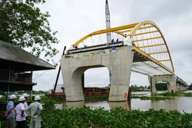 Ban quản lý dự án đường Hồ Chí Minh kiểm tra công trình cầu Cái Lớn. (Ảnh: Văn Sĩ/TTXVN)