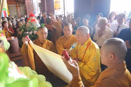 Hòa thượng Thích Quảng Tùng, Trưởng ban Trị sự Giáo hội Phật giáo Việt Nam thành phố Hải Phòng đọc chúc văn giỗ Quốc Tổ. (Ảnh: Minh Thu/TTXVN)