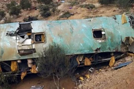 Hiện trường 1 vụ tai nạn xe buýt trên đường cao tốc ở Camana, Arequipa, Peru. (Ảnh minh họa: Xinhua)