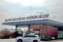 Xe cộ ra vào đổ xăng tại trạm dừng nghỉ Km41+100 trên cao tốc Thành phố Hồ Chí Minh-Long Thành-Dầu Giây.