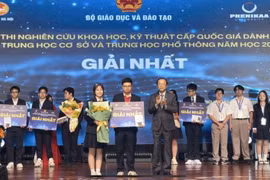 Thứ trưởng Thường trực Bộ GD&ĐT Phạm Ngọc Thưởng trao giải nhất cho nhóm học sinh tại cuộc thi khoa học, kỹ thuật cấp quốc gia năm nay. (Ảnh: NTCC)