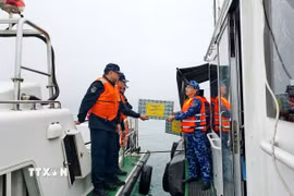 Lực lượng tuần tra hai nước tặng quà cho nhau sau khi kết thúc nhiệm vụ. (Ảnh: TTXVN)