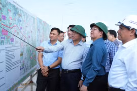 Lãnh đạo tỉnh Đắk Lắk báo cáo tiến độ Dự án cho Đoàn công tác. (Ảnh: Tuấn Anh/TTXVN)