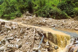 Hệ thống lan can phòng vệ mềm bị phá vỡ do sạt lở trên tuyến quốc lộ 16, qua địa bàn xã Nhôn Mai (huyện Tương Dương, tỉnh Nghệ An). (Ảnh: TTXVN)