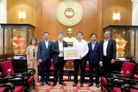 Thứ trưởng Bộ Tài chính Cao Anh Tuấn cùng Đoàn công tác của Bộ Tài chính trao kinh phí ủng hộ đồng bào miền Trung và Tây Nguyên khắc phục hậu quả mưa lũ. (Nguồn: Lao động)