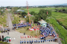 Lễ Thượng nêu và thả cá thu hút sự quan tâm của đông đảo người dân vùng di sản cũng như du khách gần xa. (Ảnh: Hoa Mai/TTXVN)