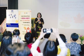 Bà Phan Thị Quỳnh Trang, Giám đốc sáng lập CVCEC phát biểu tại Hội thảo Hành trình kết nối: Từ Sen Việt tới Lá Phong Canada. (Ảnh: Hà Linh/TTXVN)
