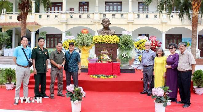 Đài tưởng niệm Liệt sỹ Hoàng Minh Đạo. (Ảnh: TTXVN phát) ttxvn-nha-tuong-niem-hoang-minh-dao.jpg