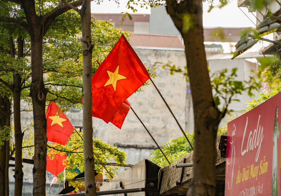 Hà Nội cũng như toàn dân Việt Nam treo cờ ngoài niềm tự hào dân tộc còn mang ý nghĩa lớn, người Việt Nam luôn hướng đến hòa bình. (Ảnh: Minh Hiếu/Vietnam +)