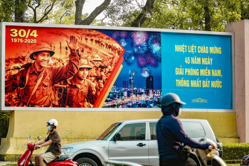 Một tấm áp phích khổ lớn với khẩu hiệu “Nhiệt liệt chào mừng 45 năm Ngày Giải phóng miền Nam, thống nhất đất nước” trên con phố Trần Nhân Tông. (Ảnh: Minh Hiếu/Vietnam +)