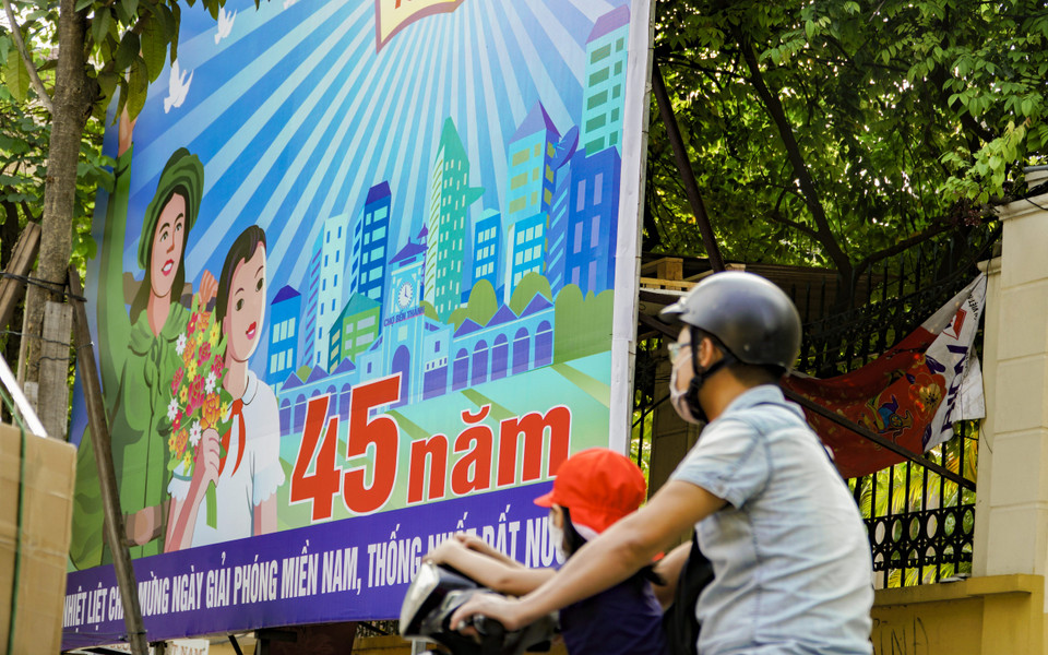 Những ngày này, ngoài Quốc kỳ, hàng loạt những khẩu hiệu, biểu ngữ được treo trên các tuyến phố cũng tạo nên vẻ đẹp rực rỡ cho Thủ đô ngàn năm văn hiến. (Ảnh: Minh Hiếu/Vietnam+)
