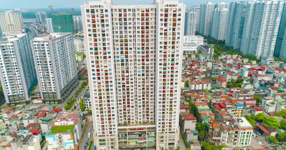 Một tòa chung cư tại đường Tam Trinh (quận Hoàng Mai) đồng loạt treo Quốc kỳ. (Ảnh: Minh Hiếu/Vietnam+)