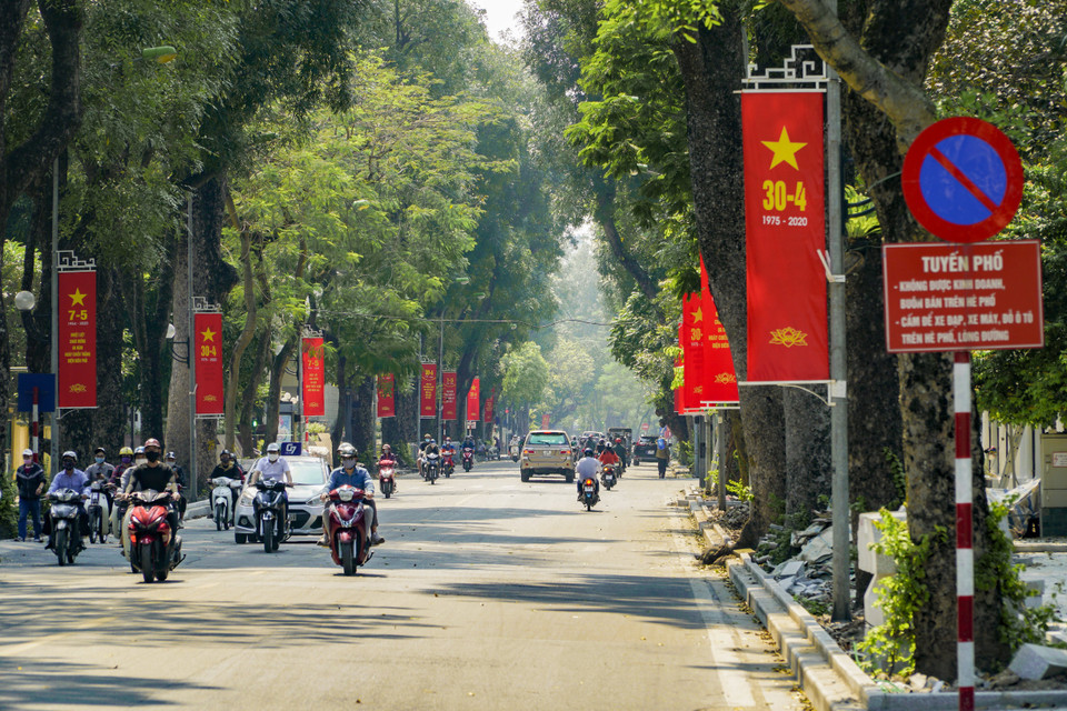 Trước ngày kỷ niệm 45 năm Ngày Giải phóng miền Nam thống nhất đất nước, nhiều con phố của Hà Nội rực rỡ băng rôn, khẩu hiệu để chào mừng sự kiện trọng đại của đất nước. (Ảnh: Minh Hiếu/Vietnam +)