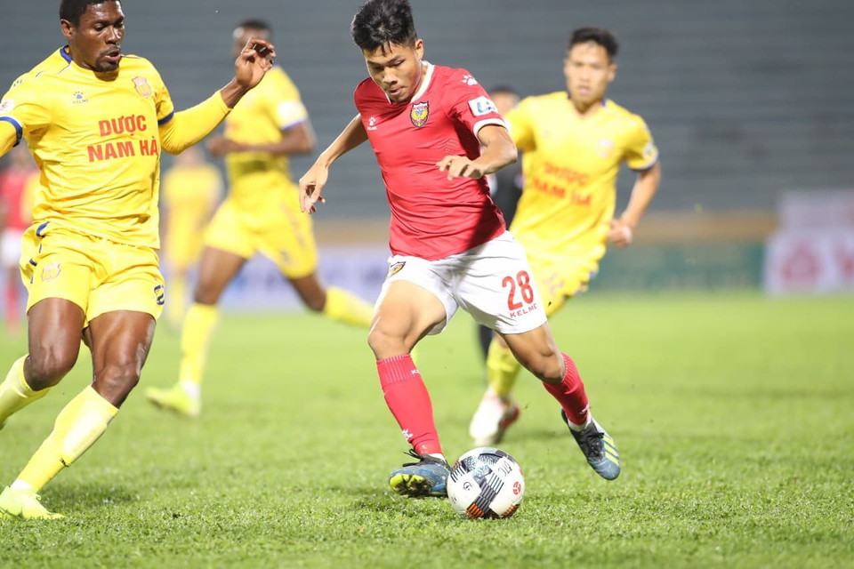 Sau bàn thua thứ hai, Hồng Lĩnh Hà Tĩnh đẩy cao đội hình và có bàn thắng rút ngắn tỷ số 1-2 nhờ công của Bruno Henrique sau cú đánh đầu cận thành. (Ảnh: Minh Hoàng/Vietnam+)
