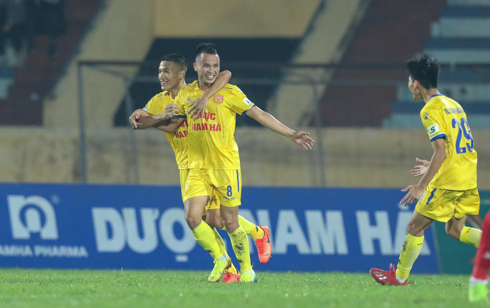 Lê Sỹ Minh nâng tỷ số sau cú sút xa đẹp mắt từ ngoài vòng cấm, không thủ môn Dương Quang Tuấn cơ hội. (Ảnh: Dương Anh/Vietnam+)