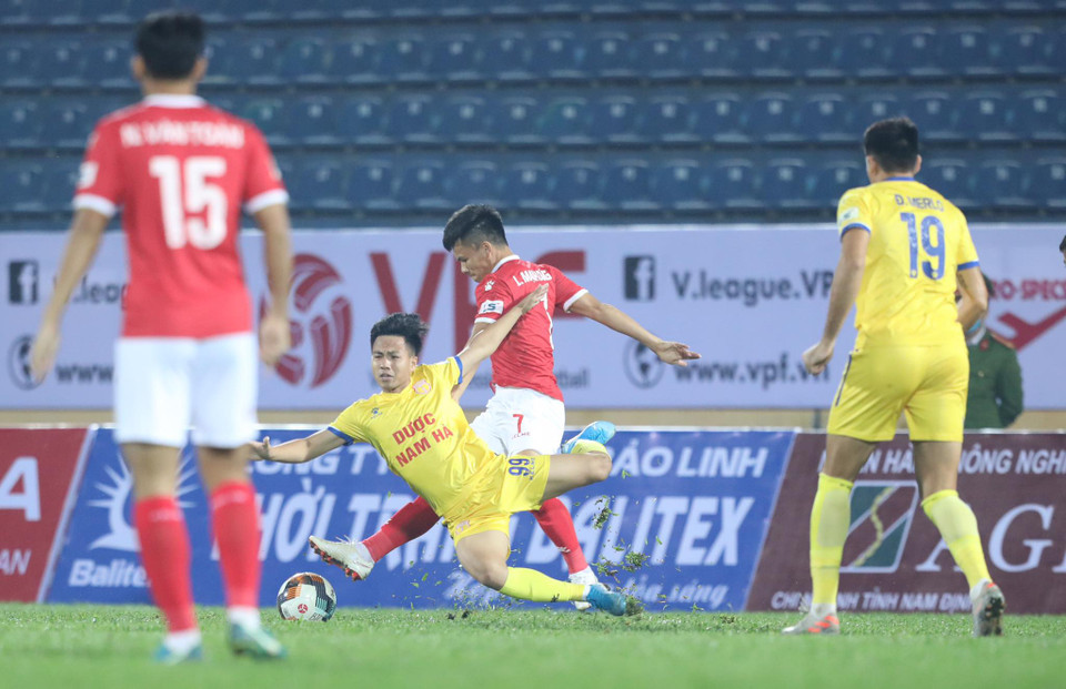 Đội bóng tân binh V-League sớm có cơ hội nguy hiểm khi Nguyễn Văn Đức sút trúng xà ngang khung thành Nam Định. (Ảnh: Dương Anh/Vietnam+)