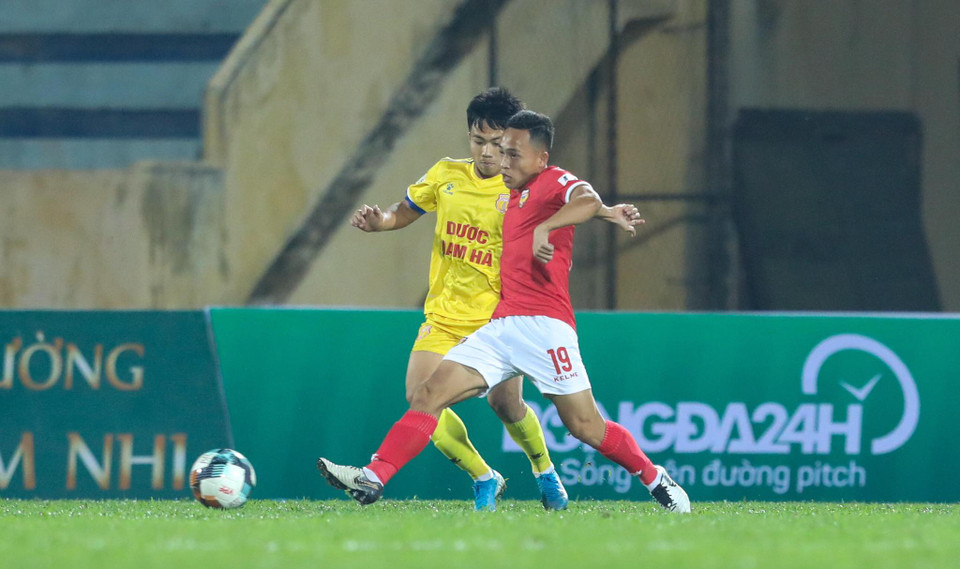 Hồng Lĩnh Hà Tĩnh chơi tự tin, triển khai bóng chủ động trước Nam Định dù đá trên sân khách Thiên Trường ở vòng 2 V-League 2020 chiều 14/3. (Ảnh: Dương Anh/Vietnam+)