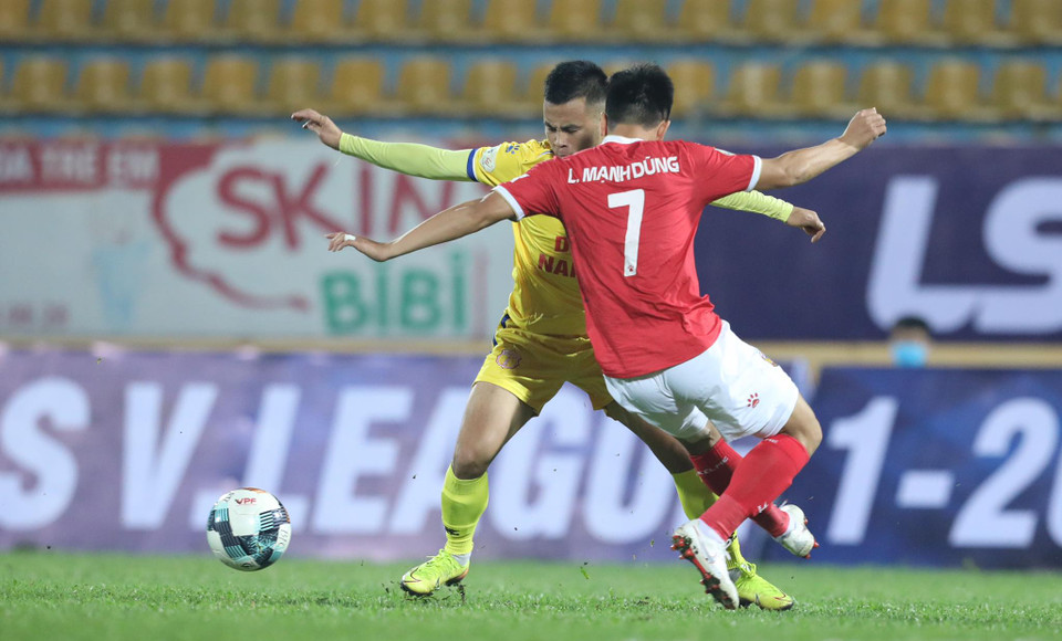 Tuy nhiên, Hồng Lĩnh Hà Tĩnh chỉ gây sức ép trong khoảng 10 phút đầu trận. Đội chủ nhà đã sớm lấy lại thế trận và chơi lấn lướt hơn. (Ảnh: Dương Anh/Vietnam+)