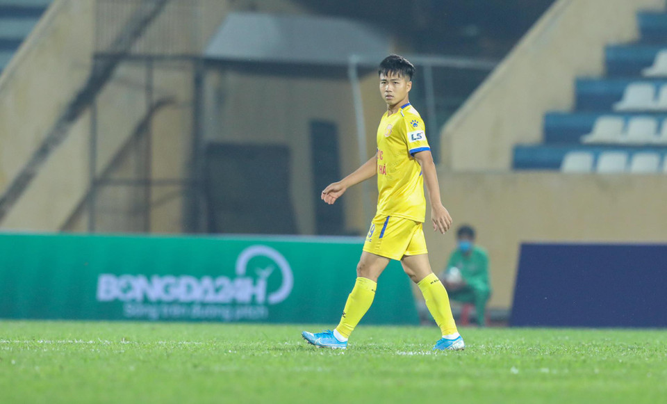 Sau bàn thắng mở tỷ số, Nam Định ngày một chơi tự tin và hưng phấn hơn. Đội bóng này làm chủ trận đấu trong phần lớn thời gian và có bàn thắng thứ hai ở phút 71. (Ảnh: Dương Anh/Vietnam+)