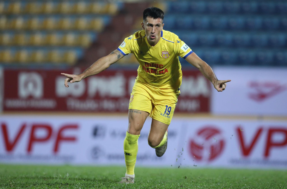 Đỗ Merlo mở tỷ số cho Nam Định ở phút 22 bằng một pha đánh đầu khéo léo. Đây là bàn thắng thứ hai của ngoại binh này ở V-League 2020 sau khi ghi bàn vào lưới Hà Nội FC ở vòng trước. (Ảnh: Dương Anh/Vietnam+)