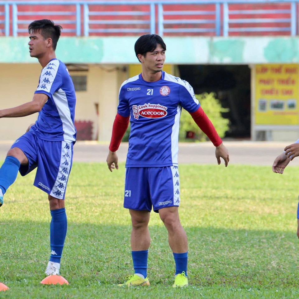 Tiền đạo sinh năm 1995 vừa làm lễ đính hôn tối 5/6 vừa qua và không thi đấu với câu lạc bộ chủ quản ở trận đấu gần nhất tại vòng 3 V-League 2020 trước Hải Phòng. (Ảnh: CLB TP.HCM)