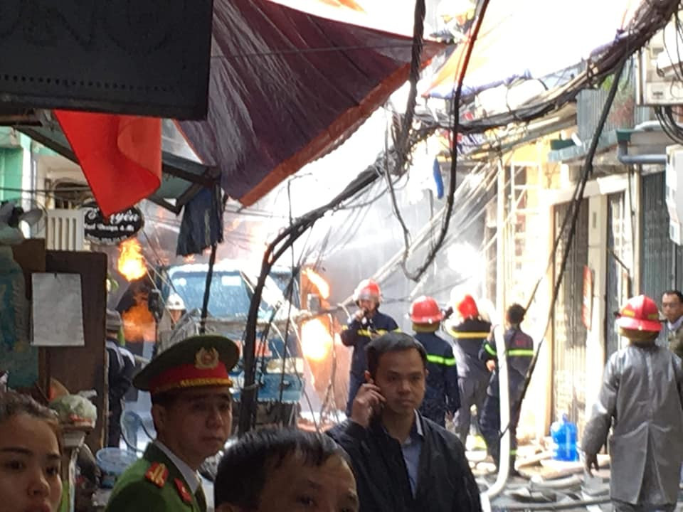 Theo quan sát, hiện trường xảy ra vụ cháy là đoạn đường khá hẹp, nhà cửa san sát và có nhiều đường dây điện cũng như cáp viễn thông. (Ảnh: PV/Vietnam+)