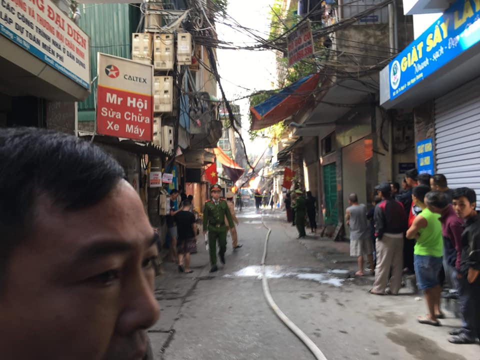 Trước khi cháy lớn đã có tiếng nổ phát ra. (Ảnh: PV/Vietnam+)