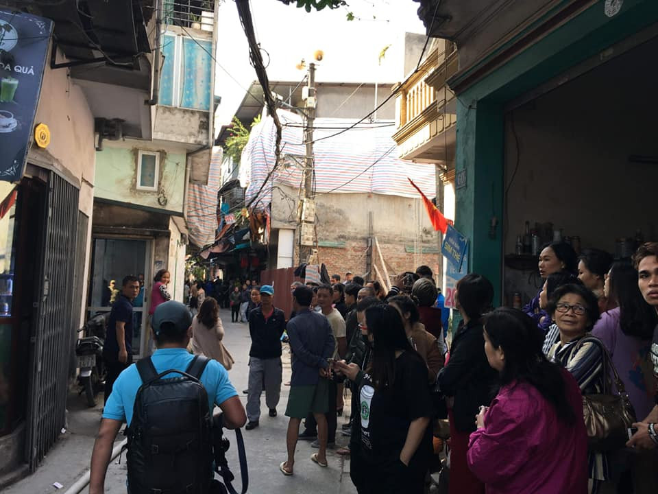 Theo các nhân chứng, trong lúc đang bốc xếp bình gas từ ôtô, do bất cẩn, nhân viên xếp dỡ đã đánh rơi một bình gas xuống đất khiến khí gas bị xì ra ngoài và bắt lửa. (Ảnh: PV/Vietnam+)