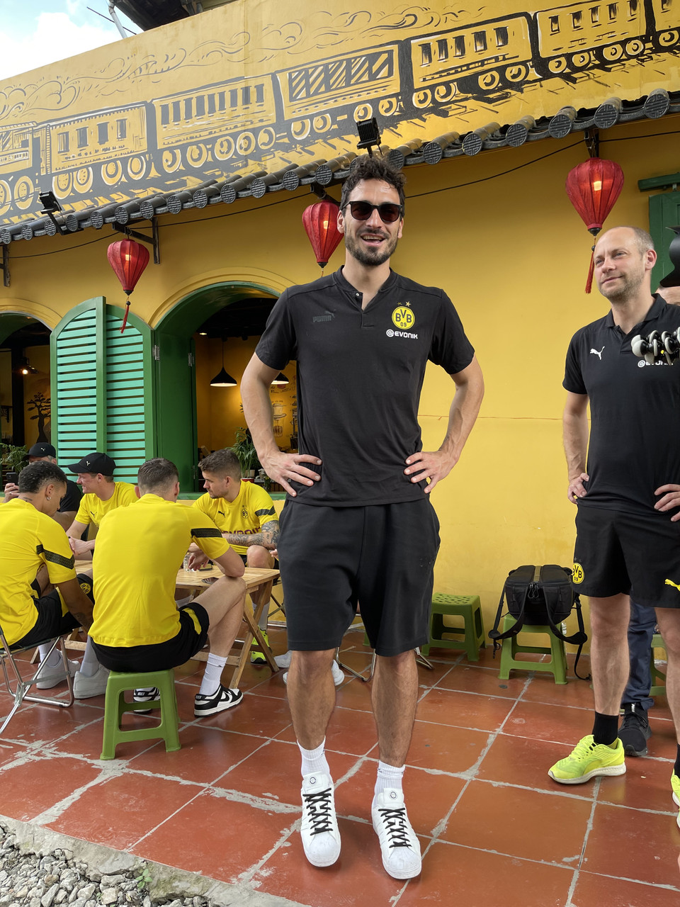 Kết thúc hoạt động uống cà phê vào buổi chiều, nhóm cầu thủ Dortmund quay trở lại khách sạn nghỉ ngơi trước khi bước vào tập luyện trên sân Mỹ Đình nhằm chuẩn bị cho trận gặp đội tuyển Việt Nam. (Ảnh: CTV/Vietnam+)