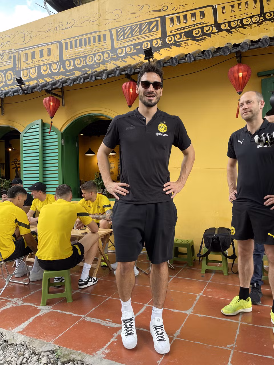 Kết thúc hoạt động uống cà phê vào buổi chiều, nhóm cầu thủ Dortmund quay trở lại khách sạn nghỉ ngơi trước khi bước vào tập luyện trên sân Mỹ Đình nhằm chuẩn bị cho trận gặp đội tuyển Việt Nam. (Ảnh: CTV/Vietnam+)