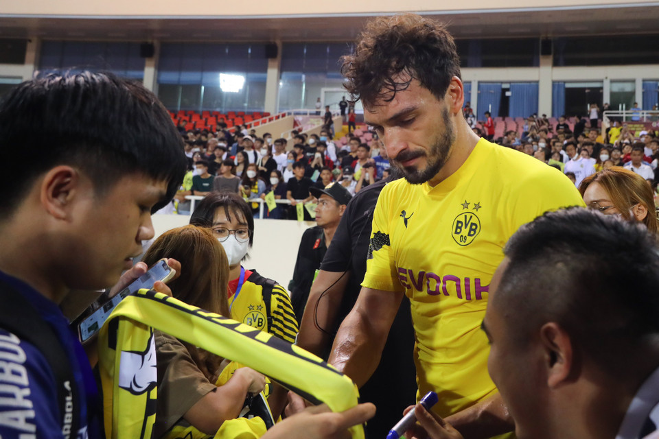Đáp lại tình cảm, nhóm cầu thủ nổi tiếng của câu lạc bộ Borussia Dortmund gồm Mats Hummels, Marco Reus sẵn sàng dành nhiều thời gian giao lưu cũng như ký tặng. (Ảnh: PV/Vietnam+)