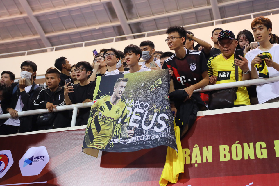 Câu lạc bộ Borussia Dortmund thu hút lượng lớn người hâm mộ Việt Nam trong buổi tập luyện trên sân vận động Mỹ Đình vào chiều nay (29/11). (Ảnh: PV/Vietnam+)