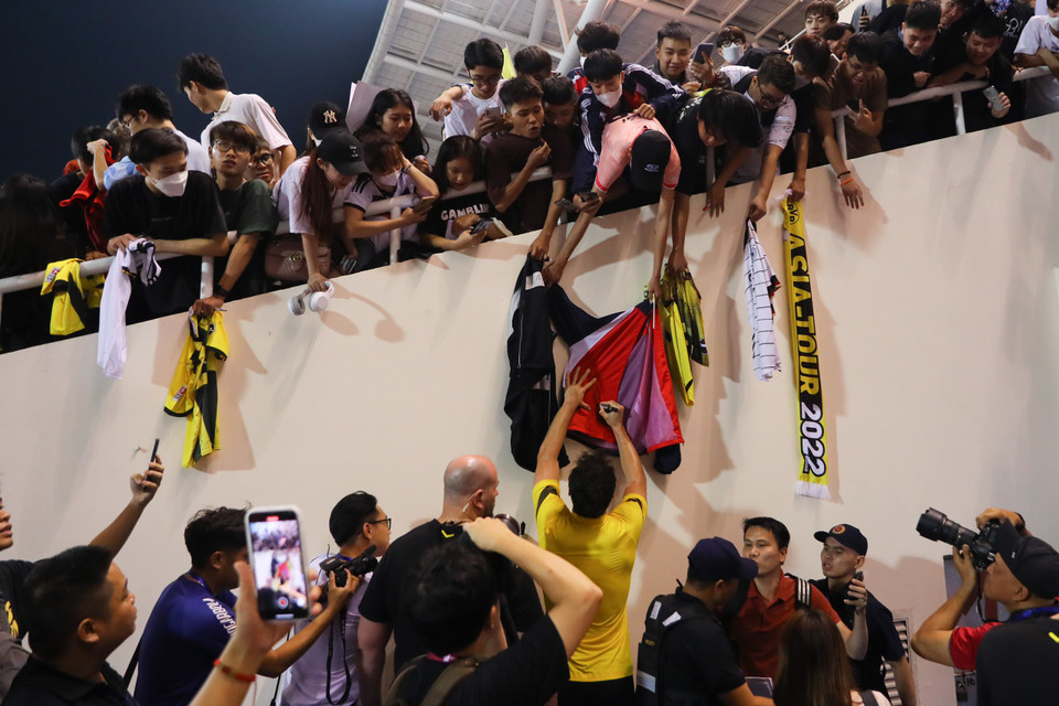 Dàn cầu thủ của đội bóng nước Đức nhận được sự ủng hộ nồng nhiệt từ cổ động viên trên khán đài. (Ảnh: PV/Vietnam+)