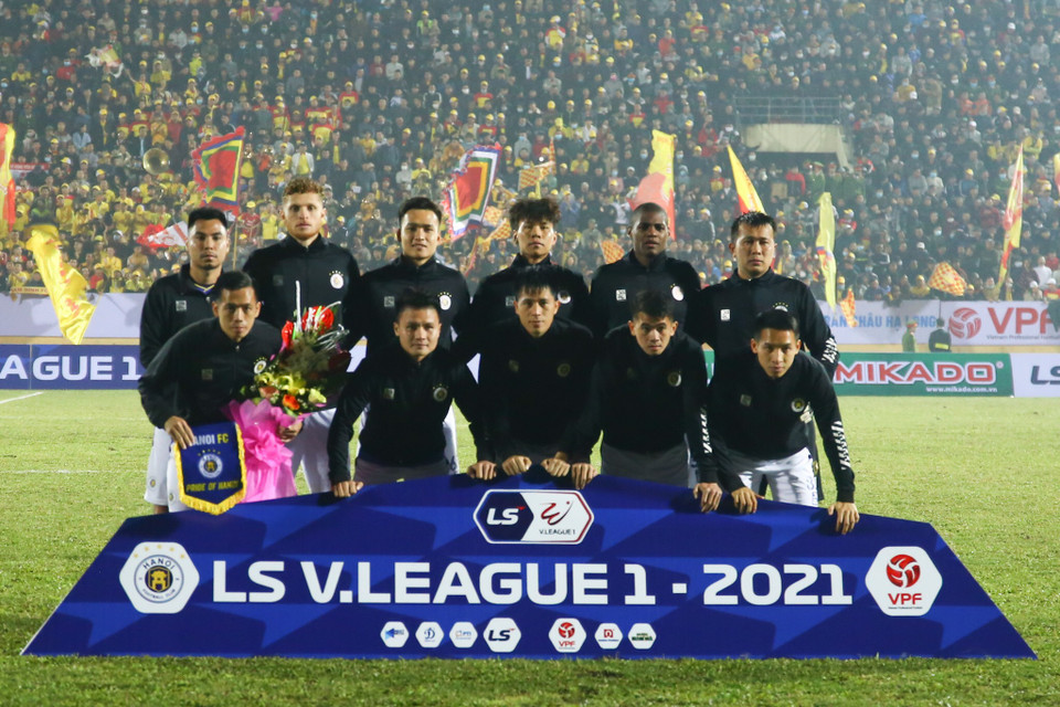 Ở trận đầu tiên của mùa giải mới, Hà Nội FC và Nam Định đều muốn chiến thắng và có 3 điểm trọn vẹn nên tung ra đội hình mạnh nhất. Bên phía đội khách, thủ quân Văn Quyết dẫn dắt hàng công mạnh của đội bóng Thủ đô tới sân Thiên Trường sau khi vừa nhận danh hiệu Quả bóng Vàng Việt Nam 2020. (Ảnh: Chi Đạt/Vietnam+)