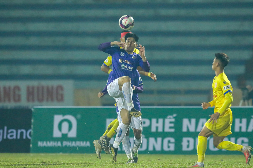 Bởi thế, Hà Nội FC cố gắng đẩy cao tốc độ tấn công, gây sức ép liên tục trong hiệp hai nhưng không đem lại hiệu quả. Nam Định chơi lăn xả, quyết liệt và không cho đối thủ khoảng trống để khai thác. (Ảnh: Chi Đạt/Vietnam+)