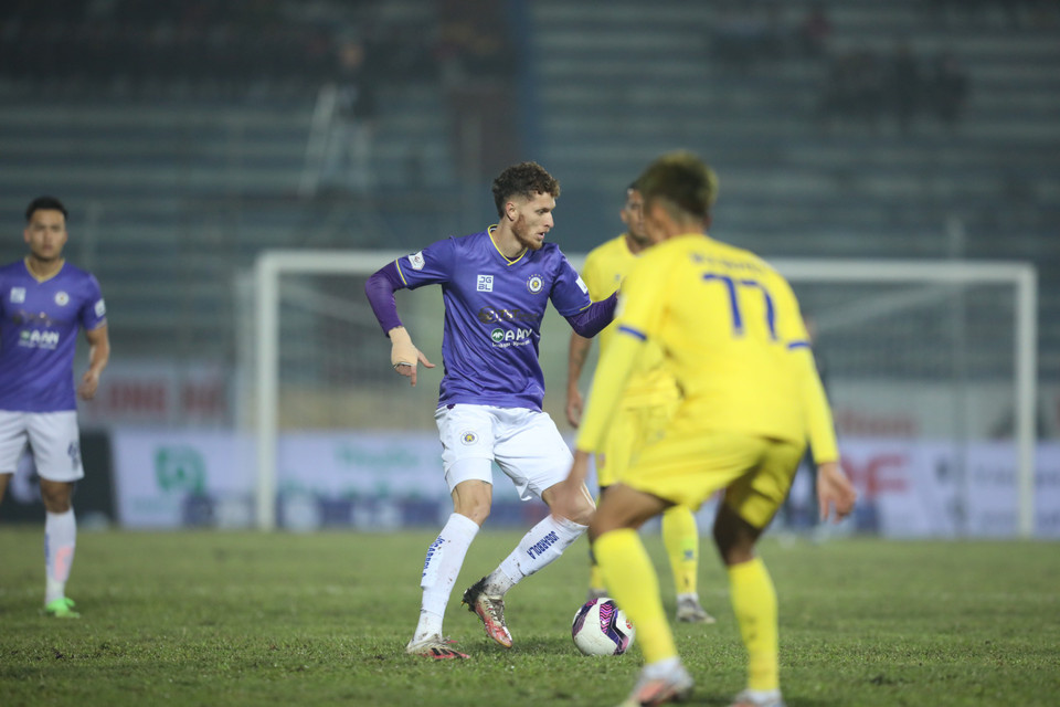 Thậm chí, Nam Định còn có nhiều cơ hội nguy hiểm không kém Hà Nội FC ở hiệp hai. Trong ngày thi đấu mờ nhạt, những ngôi sao như Quang Hải, Văn Quyết hay hai ngoại binh chất lượng không thể giúp đội khách lật ngược thế trận. (Ảnh: Chi Đạt/Vietnam+)