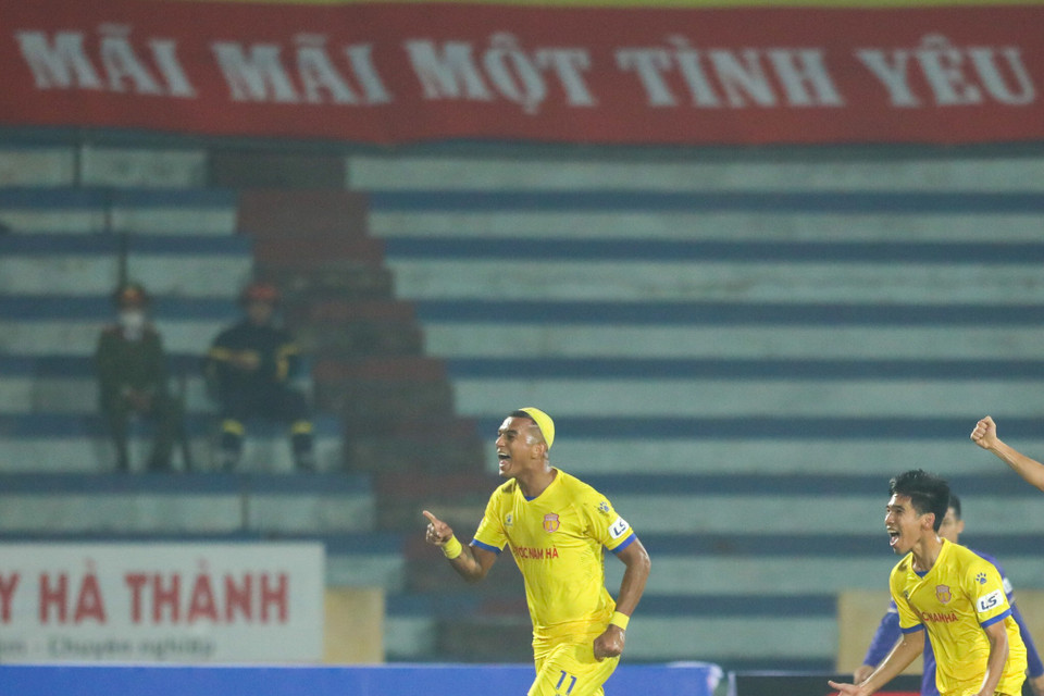 Chỉ 3 phút sau, tới lượt ngoại binh Rodrigo nâng tỷ số thành 2-0 với cú đánh đầu quyết đoán từ một tình huống phạt góc.(Ảnh: Chi Đạt/Vietnam+) 