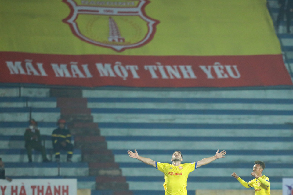 Phút 22, ngoại binh Gramoz mở tỷ số cho đội chủ nhà. Tân binh vừa cập bến Nam Định đã chọn vị trí tốt để đệm bóng cận thành đơn giản sau tình huống bóng lập bập trước khung thành Hà Nội FC. (Ảnh: Chi Đạt/Vietnam+)