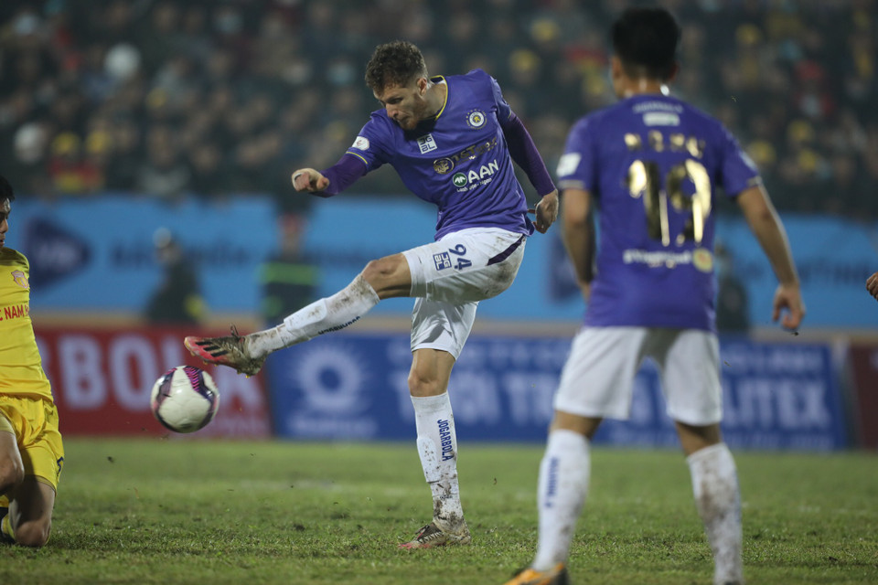 Hà Nội FC được đánh giá cao hơn rất nhiều so với Nam Định. Họ có hàng loạt ngôi sao tấn công như Văn Quyết, Quang Hải, hai ngoại binh Bruno và Geovane trong khi sử dụng Đình Trọng ở hàng phòng ngự. (Ảnh: Chi Đạt/Vietnam+)