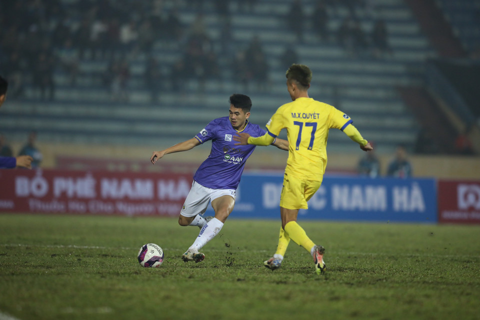 Nhờ hai bàn thắng dẫn trước, Nam Định chủ động chơi phòng ngự trong hiệp hai với mong muốn bảo vệ chiến thắng vì đã hiểu quá rõ sức mạnh của đương kim á quân V-League 2020. (Ảnh: Chi Đạt/Vietnam+)