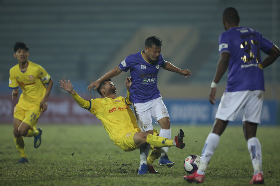 Thế nhưng, Nam Định mới là đội chơi hay hơn sau tiếng còi khai cuộc. Đội chủ sân Thiên Trường để Hà Nội FC áp đảo về tỷ lệ kiểm soát bóng, thế trận và số cú sút, nhưng họ ghi hai bàn chỉ sau 45 phút đầu tiên nhờ lối chơi bền bỉ, hiệu quả. (Ảnh: Chi Đạt/Vietnam+) 