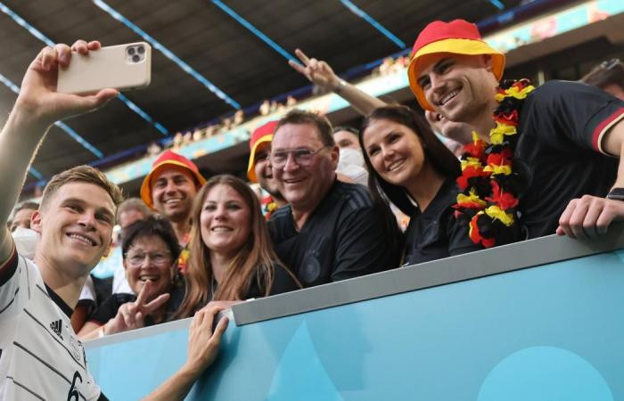 Kimmich chụp ảnh cùng cổ động viên Đức sau trận đấu với Bồ Đào Nha