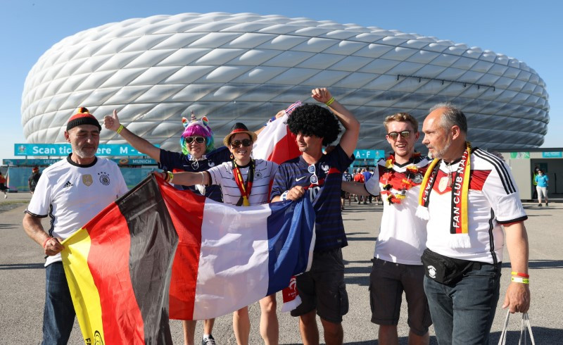 Người hâm mộ Đức tập trung trước trận đấu với Pháp (Ảnh: TTXVN/Reuters)