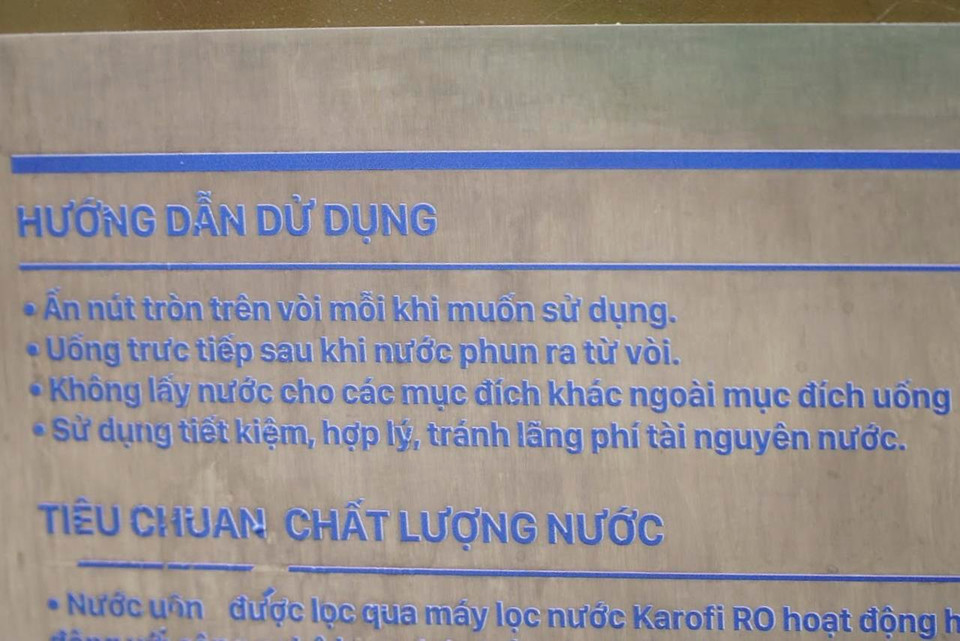 Hướng dẫn sử dụng được ghi rõ trên trụ nước. (Ảnh: PV/Vietnam+)