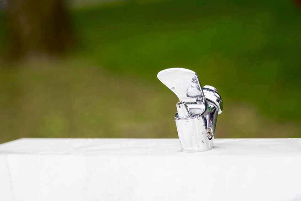 Vòi nước luôn được các nhân viên bảo trì và dọn vệ sinh trong ngày. (Ảnh: PV/Vietnam+)